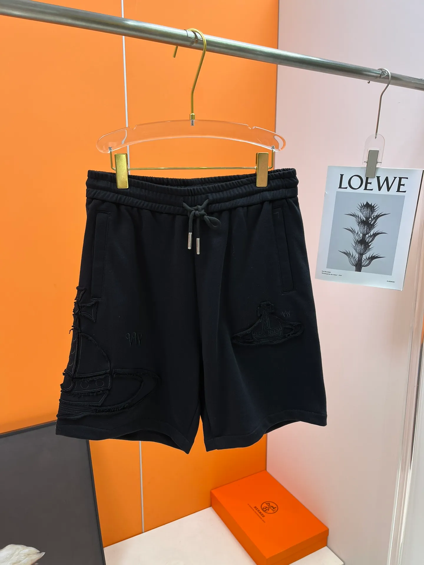 The Queen Mother's three-standard complete 2026 summer New Arrival men's casual shorts, advanced custom-made fabric Breathable fabric, Breathable elasticity and comfort, impeccable details, top-grade accessories, original logo design concept, delicate and soft feel! The upper body fit is awesome! Size: M-XXXL Please state your height and weight when ordering